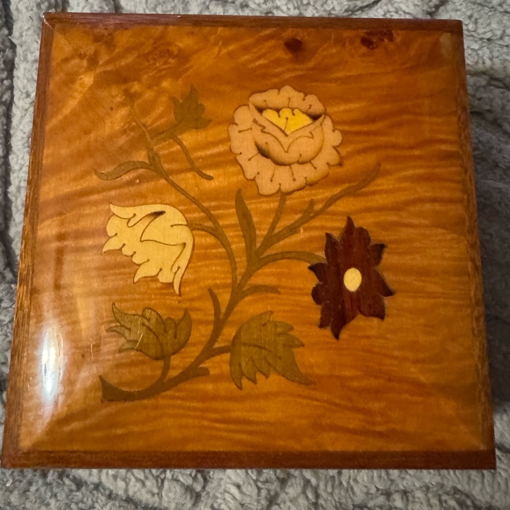 MUSIC BOX BEAUTIFUL Floral Inlay Wooden Music Box